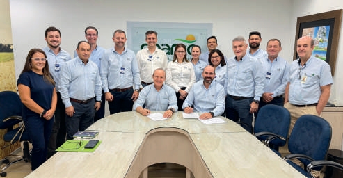 Diretores da Coamo e da Yara durante assinatura do acordo para alinhamento estrat&eacute;gico de parceria
