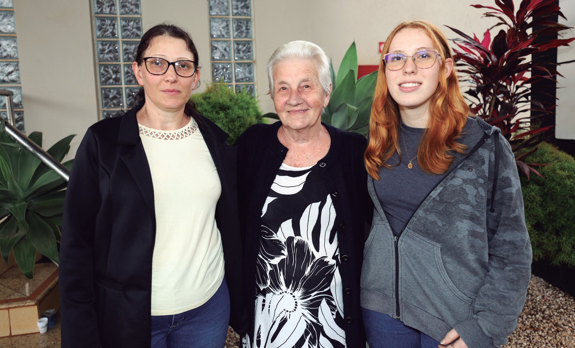Eloi Scheid ao lado da nora Cristiana e da neta Flavia