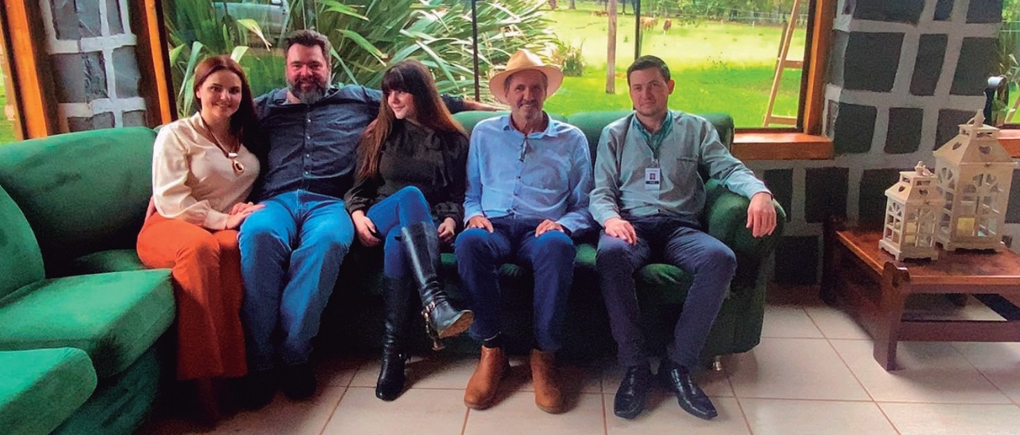 Família Reis reunida na sala da propriedade
