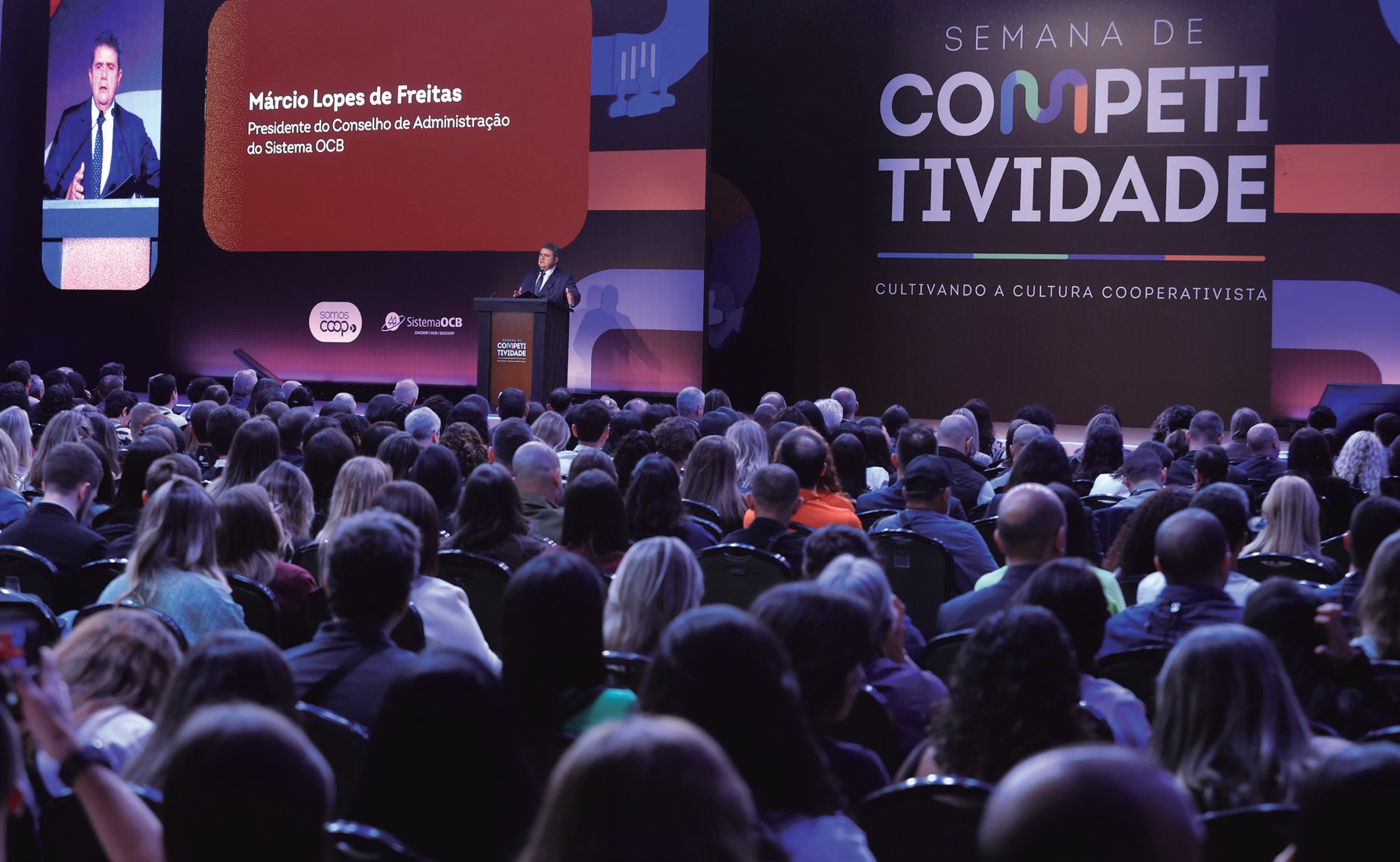 Márcio Lopes de Freitas discursa no palco da Semana de Competitividade 2026, com plateia em primeiro plano