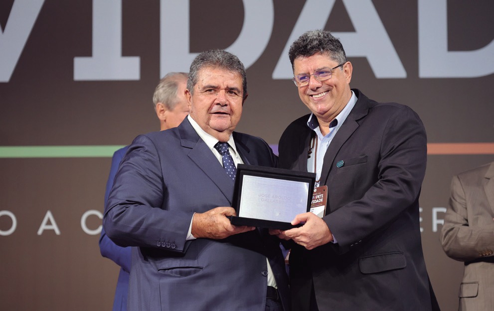 Ilivaldo Duarte recebe homenagem das mãos de Márcio Lopes de Freitas em nome de José Aroldo Gallassini