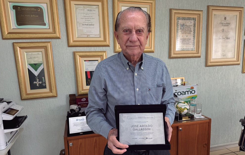 José Aroldo Gallassini posa com o certificado de homenagem em seu escritório na Coamo