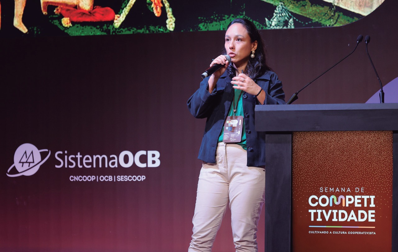 Professora Carolina Kuk palestra sobre memória institucional