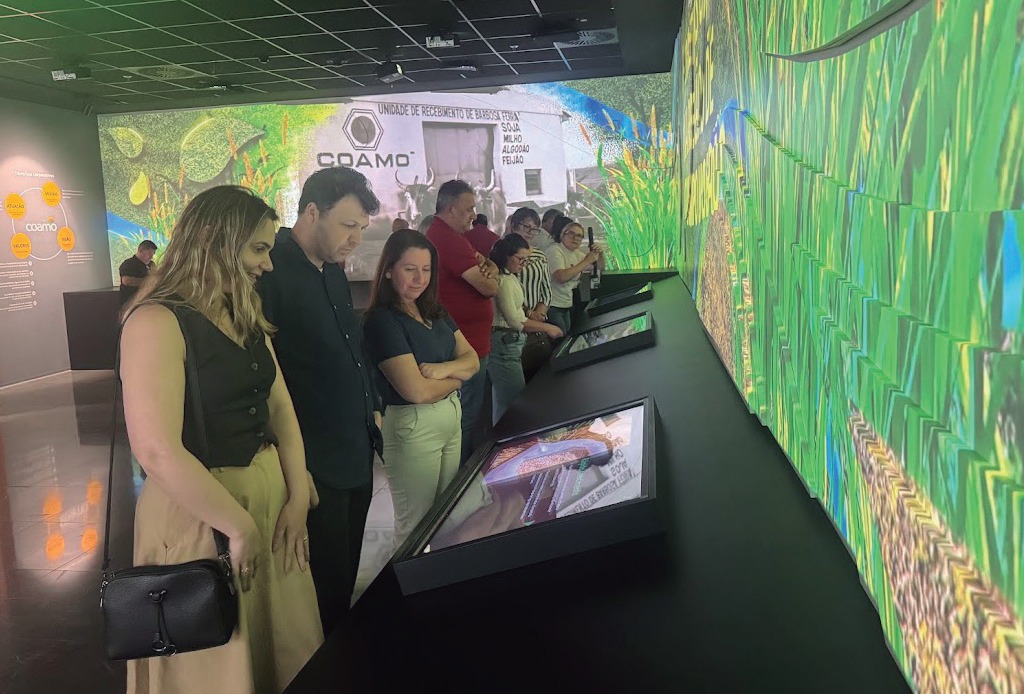 Visitantes conhecem a tecnologia interativa do Memorial Coamo