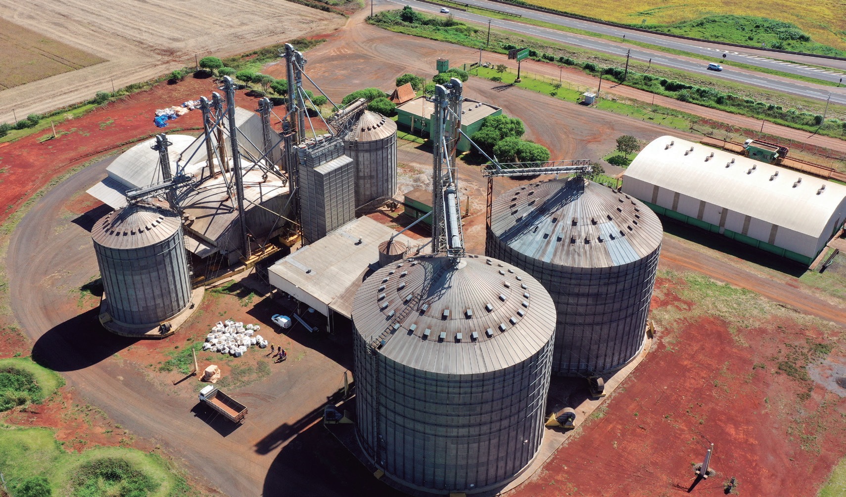 Vista aérea de conjunto de silos de armazenagem da Coamo