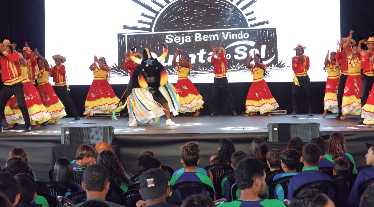 Grupos folclóricos se apresentam no palco do Festival de Folclore de Quinta do Sol, diante do público