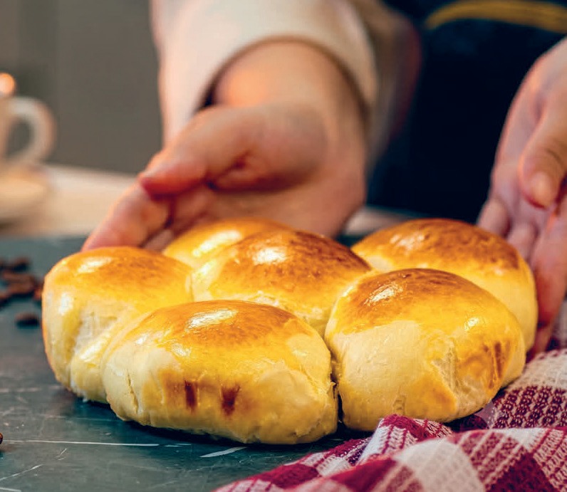 Pães de calabresa dourados recém-assados sobre a bancada