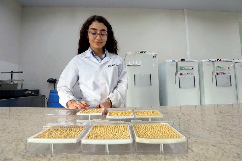 Análise de sementes em laboratório da Coamo