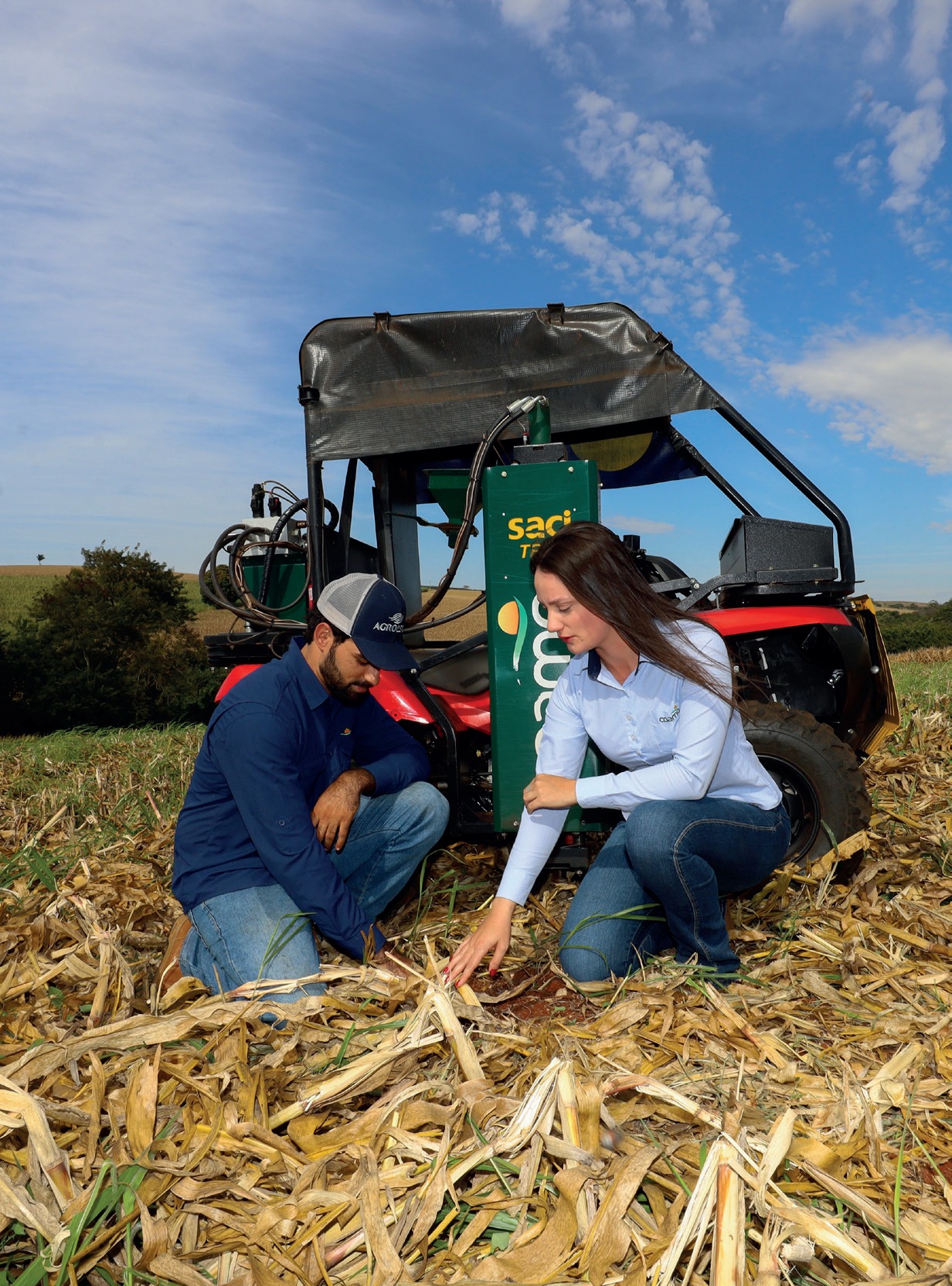 Cooperado Eduardo Pestana com a engenheira agrônoma da Coamo, Mariana Gomes Dias