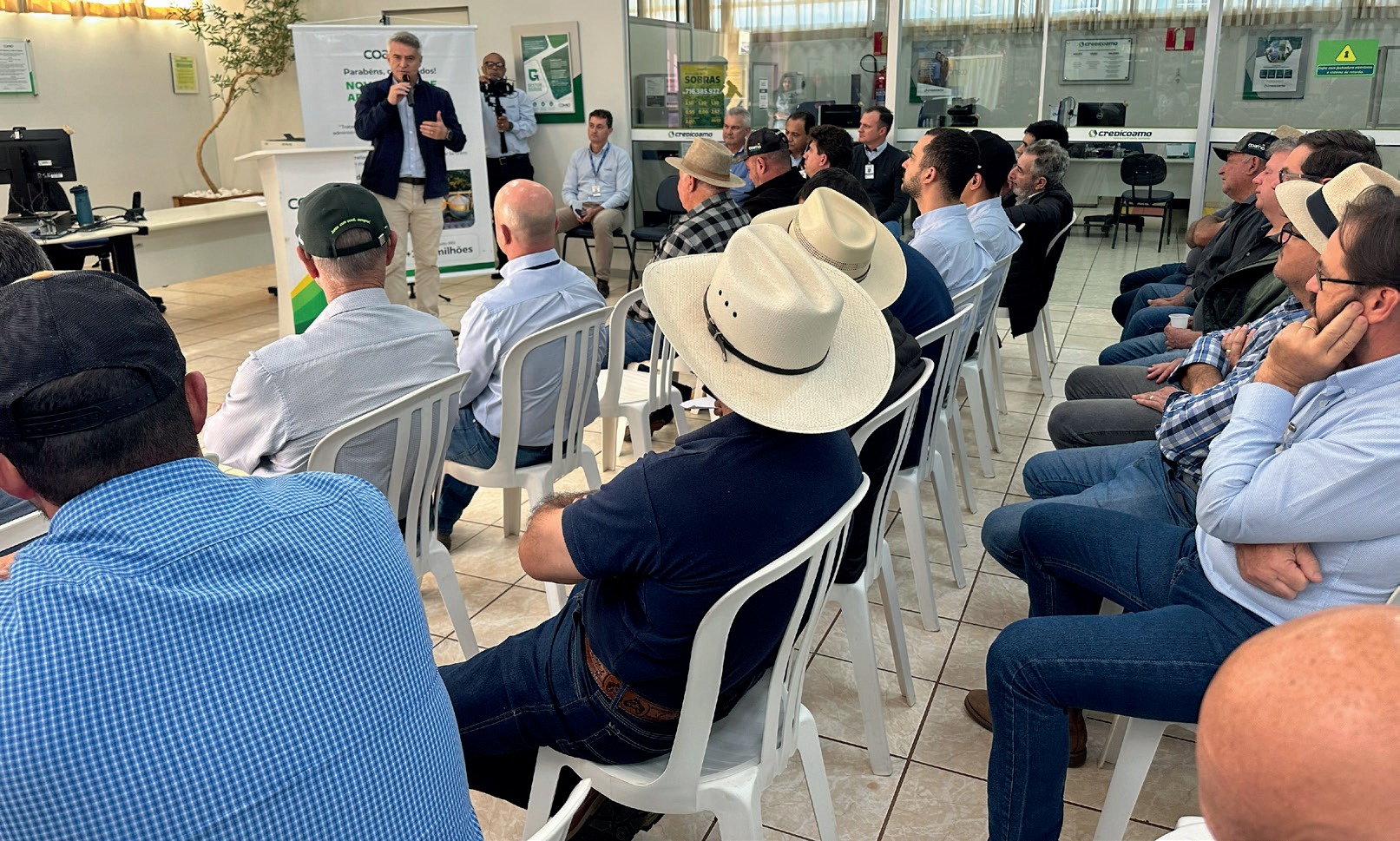Cooperados e funcionários em reunião de entrega de obras em Cruzmaltina (PR)