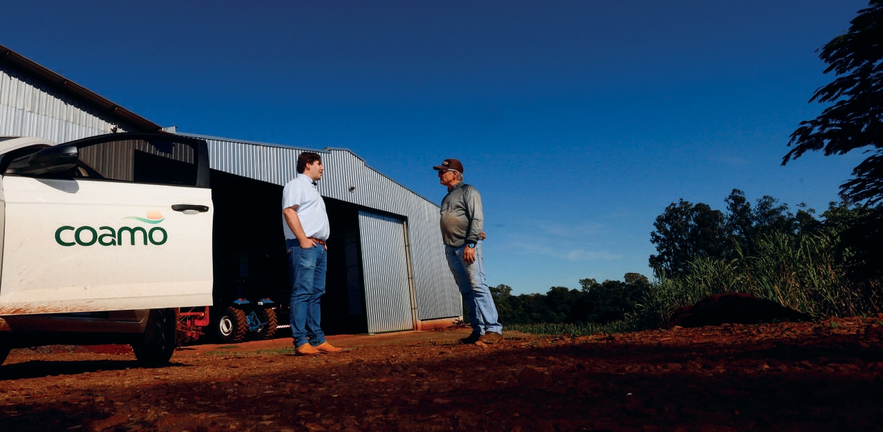 Engenheiro agrônomo, Jackson Emanuel da Silva Arruda, com o cooperado Arno Edson Neiverth, de Vila Nova (PR)