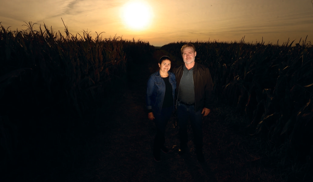 Em Ouro Verde do Oeste (PR), o cooperado Adriano Heck acompanha uma trajetória que une cooperativismo, desenvolvimento da propriedade e sucessão familiar. Na imagem Adriano com a esposa Maria