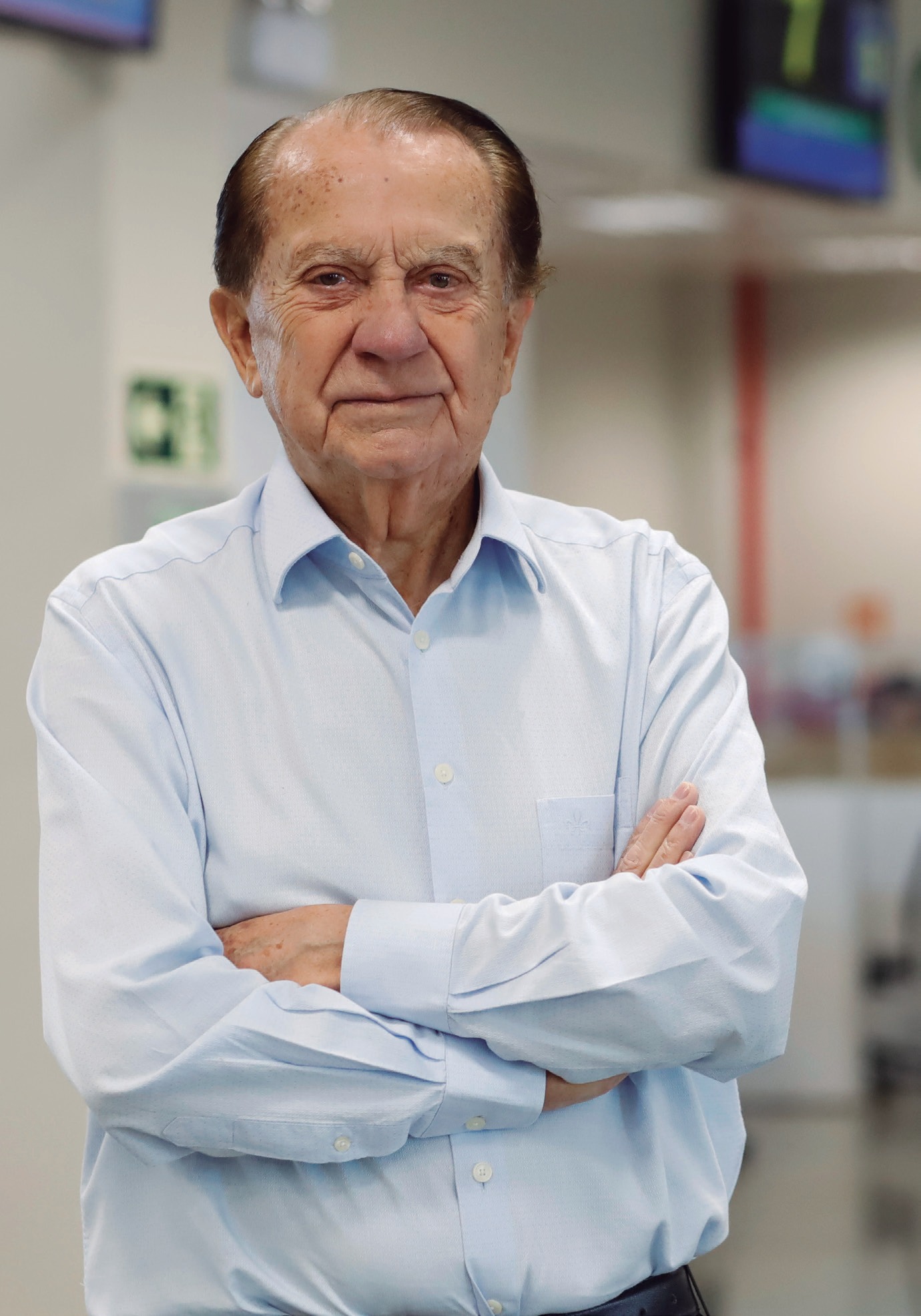 Jos&eacute; Aroldo Gallassini, de camisa azul e bra&ccedil;os cruzados