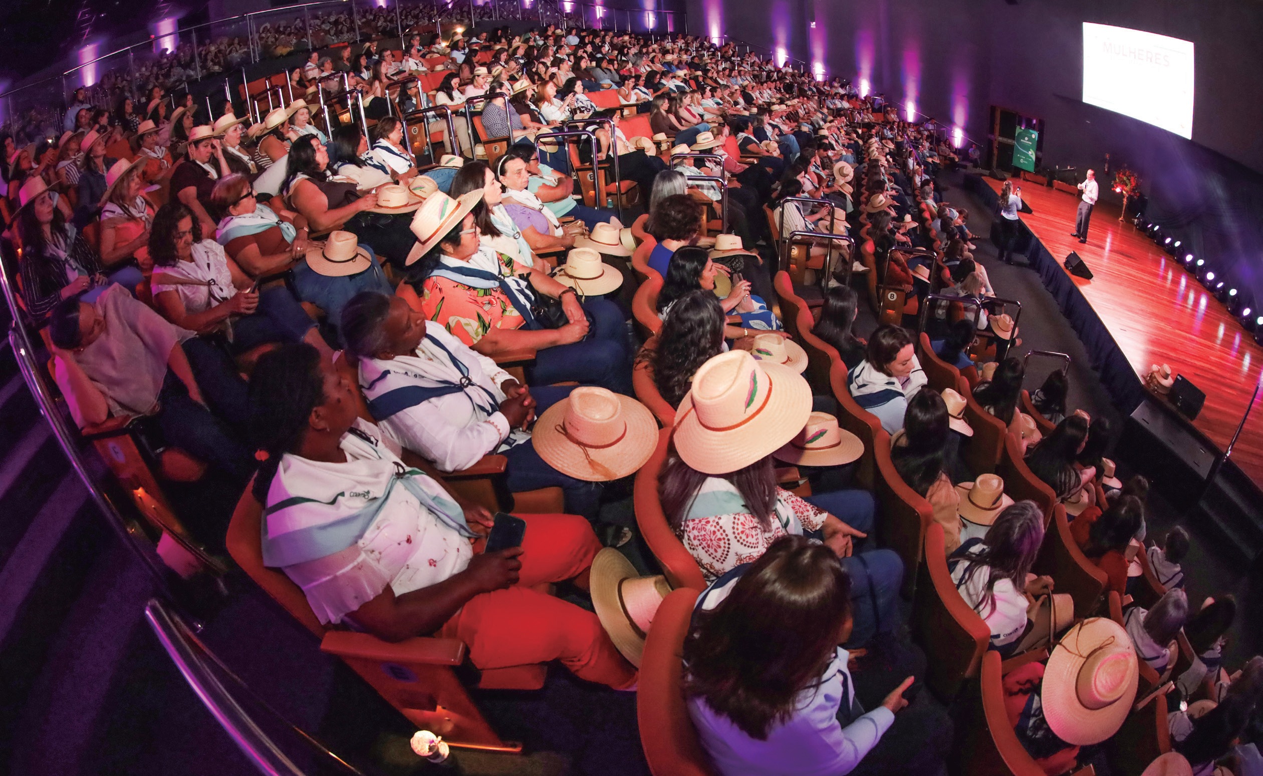 Vista de cima do audit&oacute;rio lotado de mulheres durante o encontro