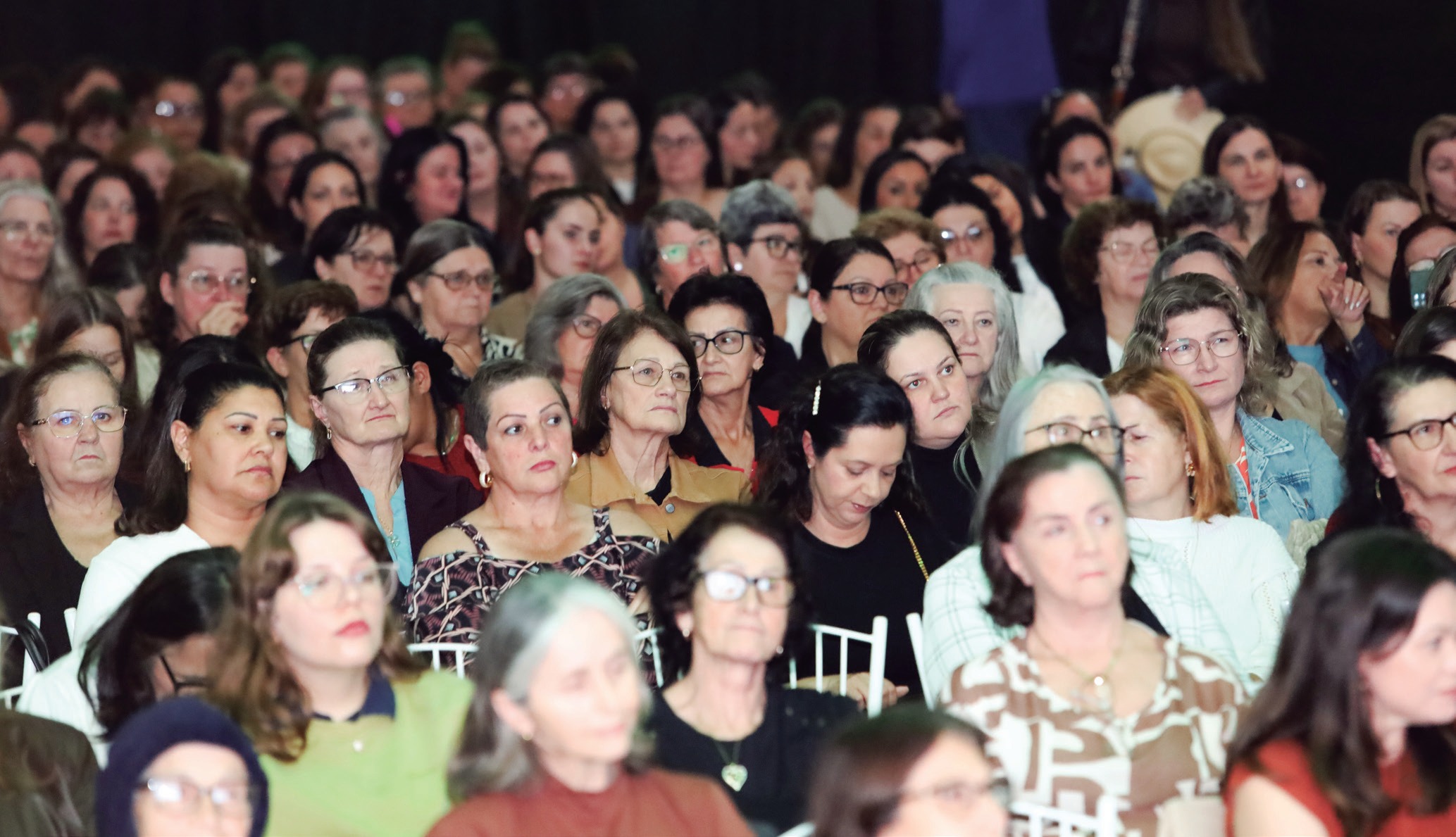Público feminino reunido em encontro de mulheres promovido pela Coamo