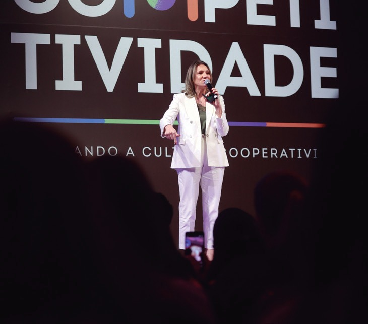 Presidente Executiva da OCB, Tânia Zanella, discursa no palco