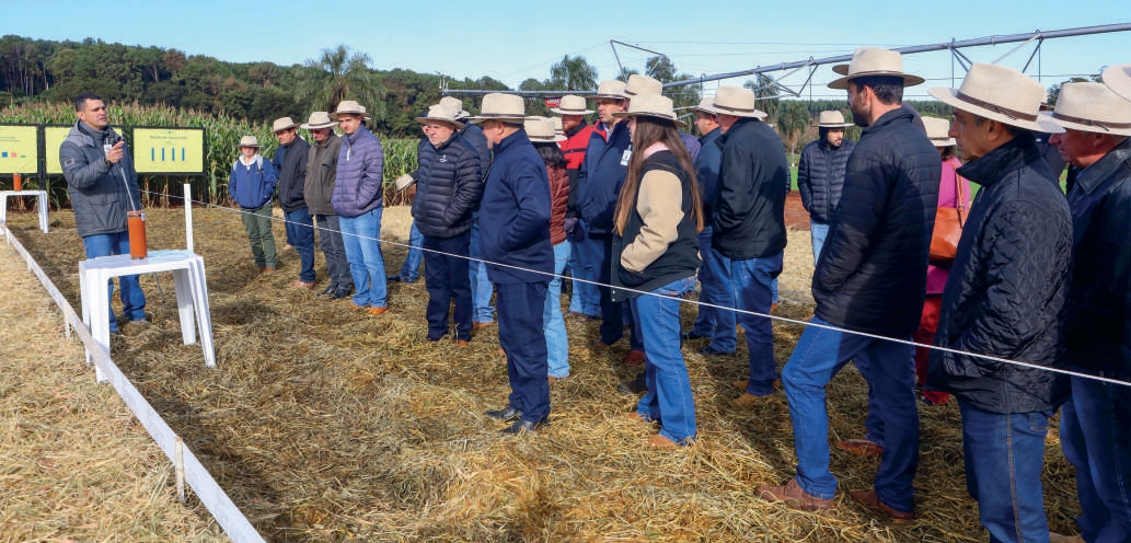 Cooperados acompanham apresentação sobre planejamento de terraços na Fazenda Experimental