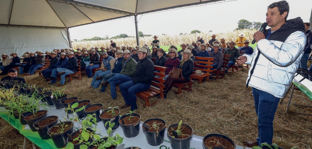 Cooperados acompanham palestra sobre controle integrado de plantas daninhas