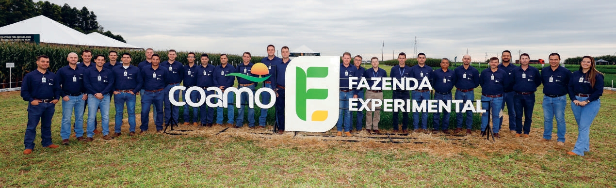 Equipe técnica da Coamo e pesquisadores responsáveis pela elaboração e apresentação dos temas nas estações de pesquisa da Fazenda Experimental em Dourados