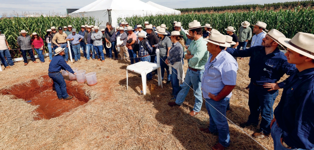 Equipe técnica da Coamo demonstra abertura de trincheira para avaliação de infiltração de água no solo