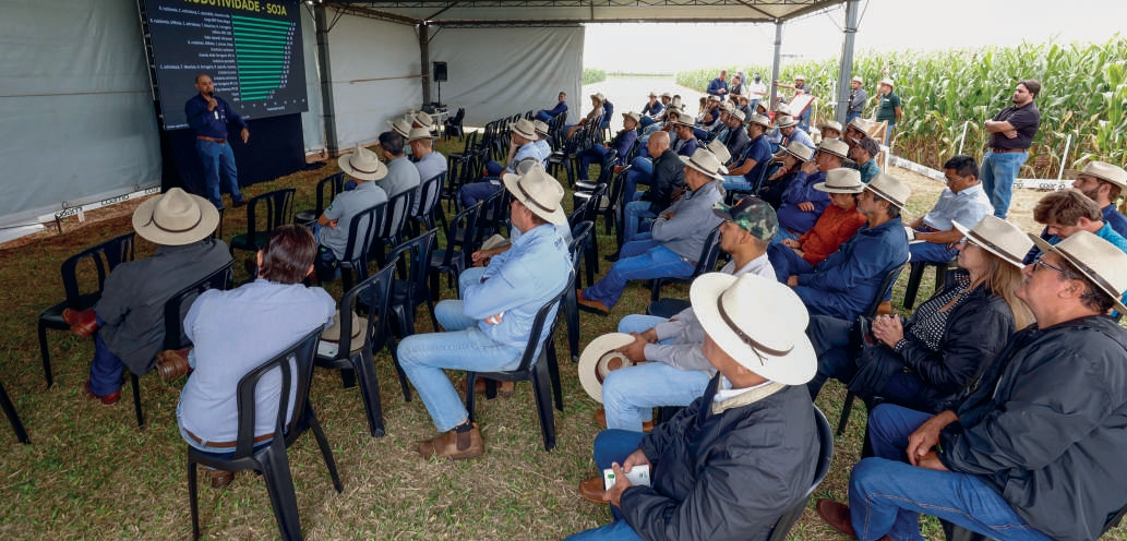 Cooperados acompanham palestra sobre milho segunda safra em tenda na Fazenda Experimental