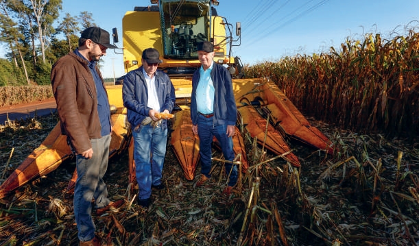 Maikon e Sadi Rigo com o engenheiro agrônomo, Marcos Joel Marcolin, da Coamo em Toledo (PR)