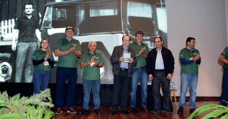 Na abertura da feira, foi realizada homenagem ao engenheiro agrônomo, idealizador e presidente do Conselho de Administração da Coamo, José Aroldo Gallassini. O reconhecimento foi concedido pelo IDR-Paraná, que celebra 70 anos de atuação no Estado