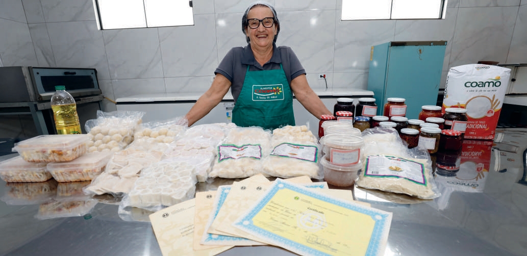 Dona Neusa produzindo massas em Juranda (PR)