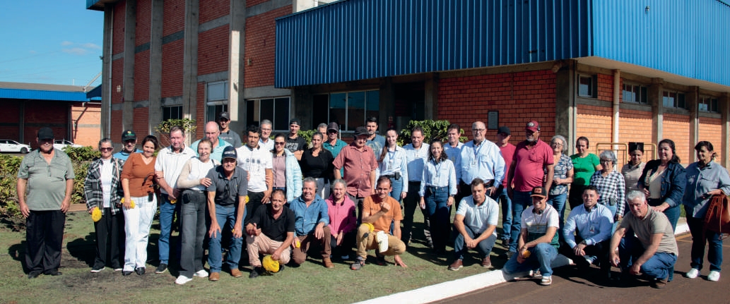Grupo de cafeicultores na sede da Coamo em Campo Mourão