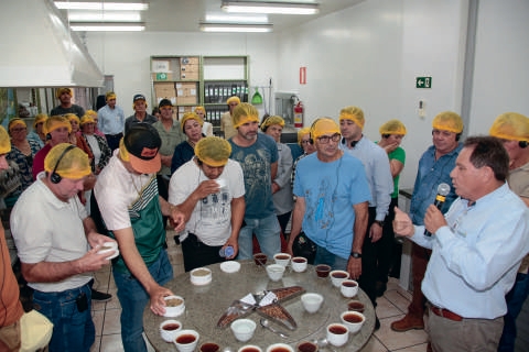 Grupo conhecendo a torrefação de café