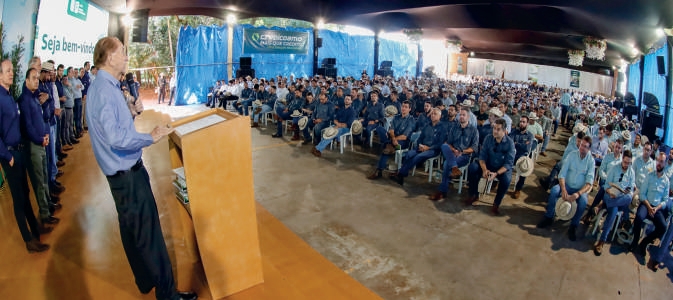 Presidente da Coamo discursando para os cooperados