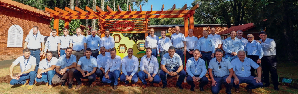 Grupo de representantes da Coamo e Ihara em frente &agrave; Morada Conviver