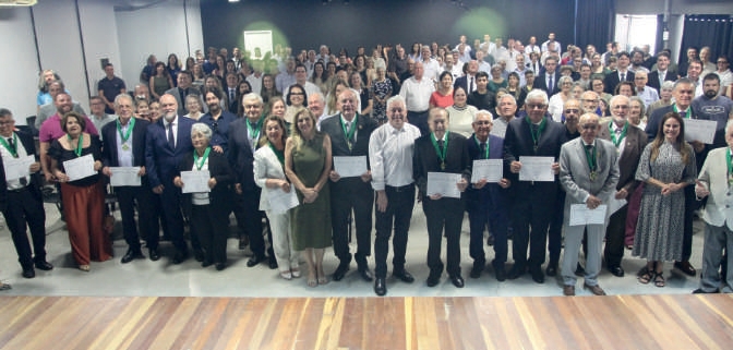 Grupo de homenageados com a Comenda