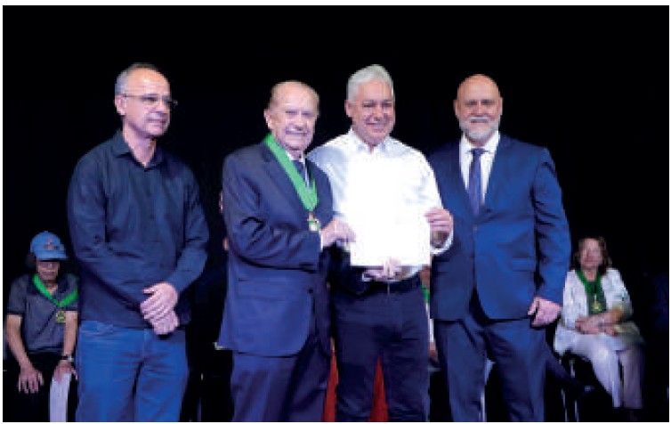 Jos&eacute; Aroldo Gallassini recebendo a homenagem