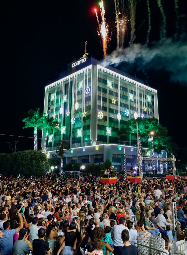 Pr&eacute;dio sede da Coamo iluminado em noite de comemora&ccedil;&atilde;o do Natal de Luzes