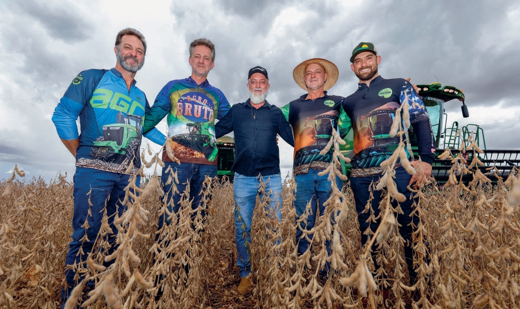 Família Lengert perfilada na lavoura de soja