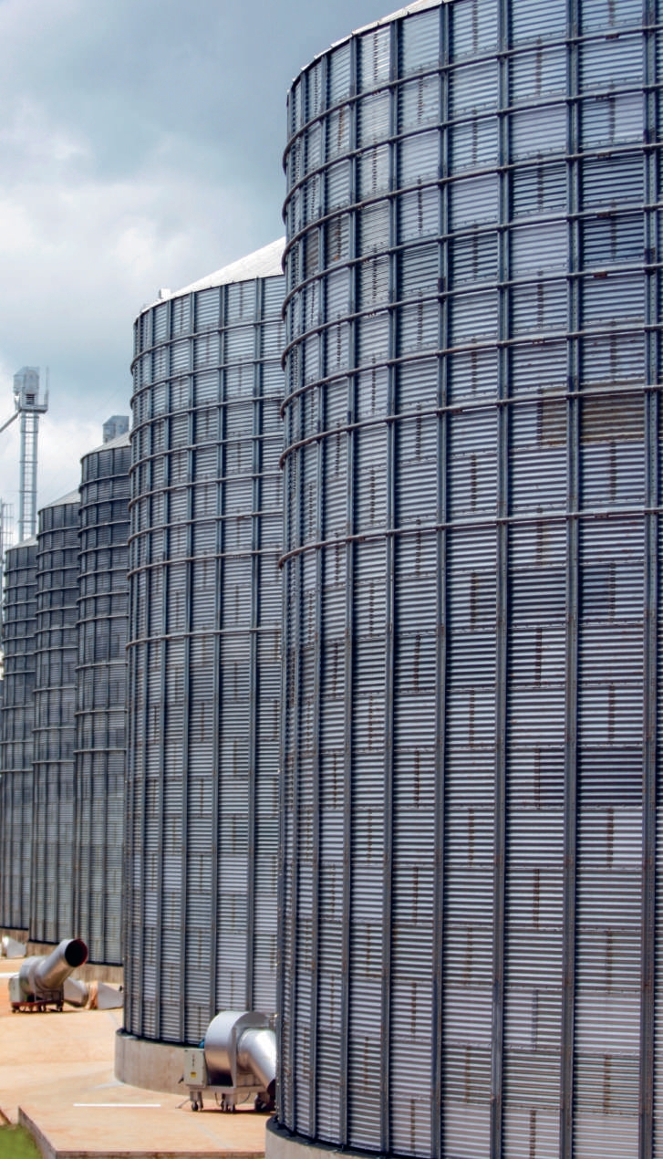 Bateria de grandes silos met&aacute;licos da cooperativa