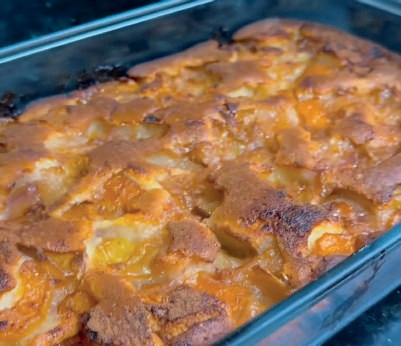 Torta de p&ecirc;ssego na travessa