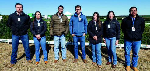 Equipe técnica da Coamo reunida no campo experimental.
