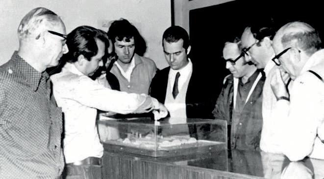 Gallassini mostrando maquete da indústria acompanhado do primeiro presidente da cooperativa, Fioravante João Ferri