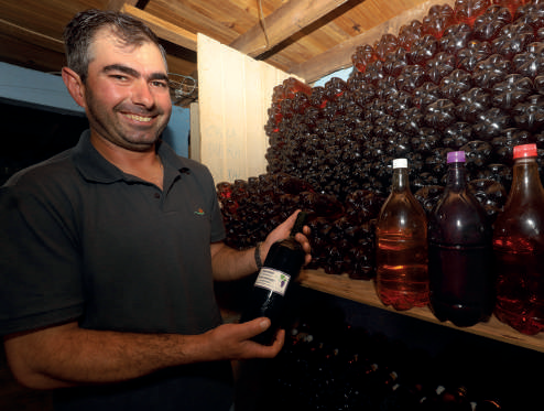 André Dalmarco com os vinhos produzidos pela família