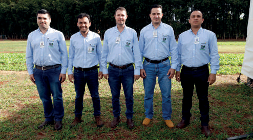 Técnicos e cooperados durante apresentação sobre manejo de nitrogênio