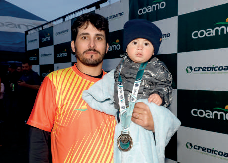Marcos Castoldi com o filho Antonio: campeão em Mamborê