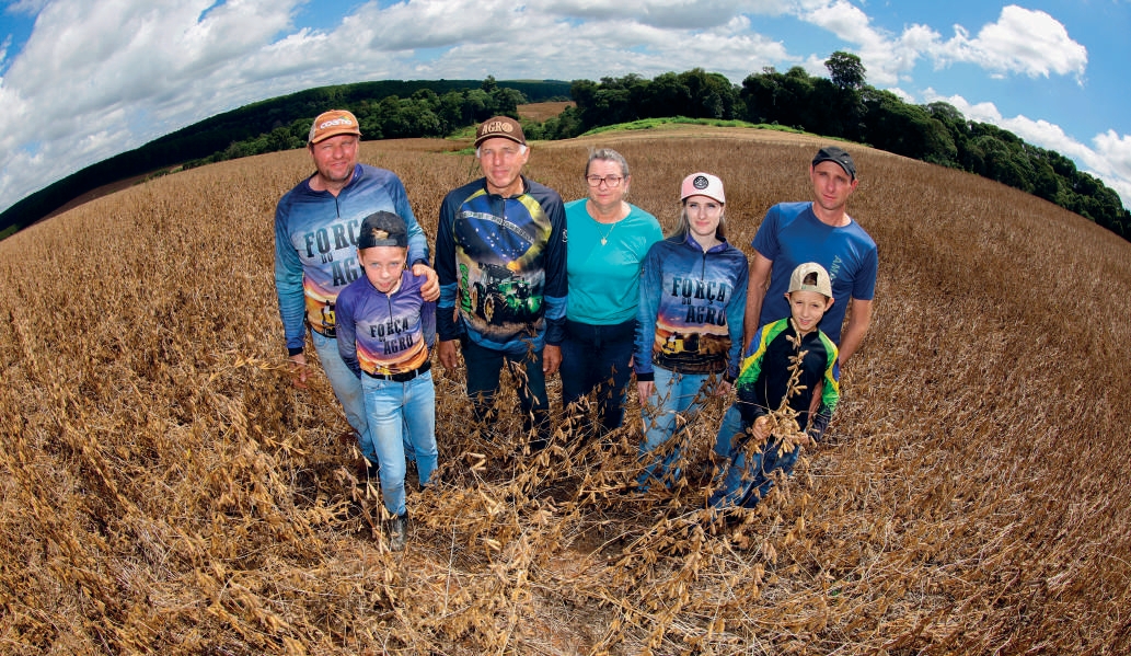 Fam&iacute;lia Fiorentin posando no meio da lavoura de soja colhida