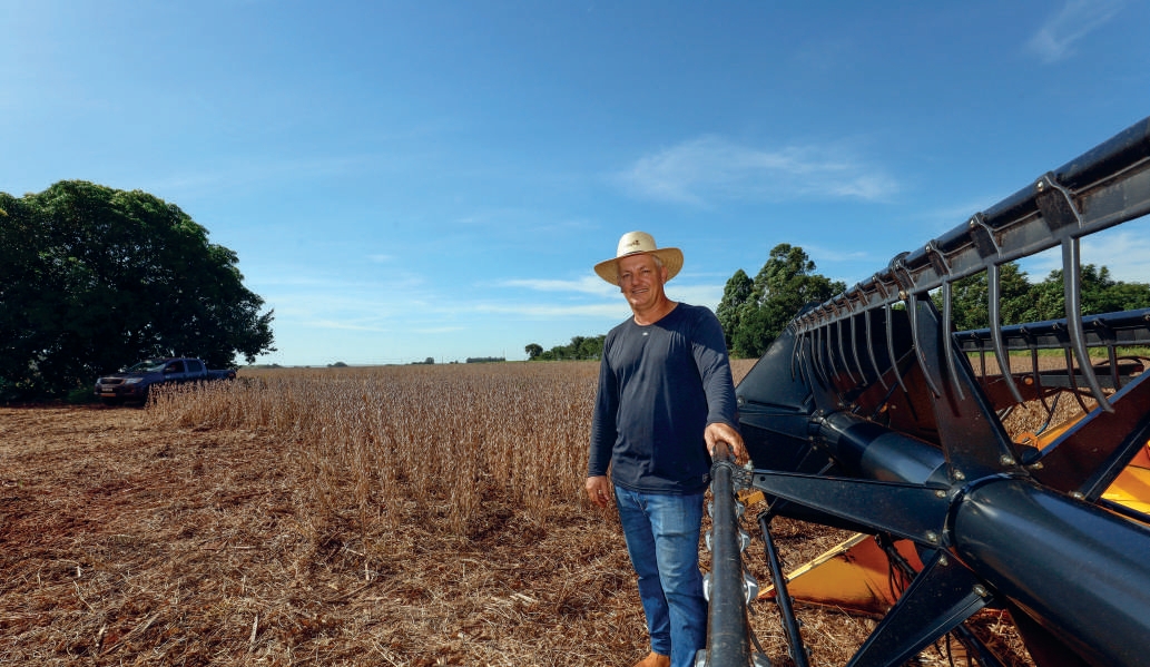 Neri Irineo Scherer Kliemann de p&eacute; junto a plataforma da colheitadeira