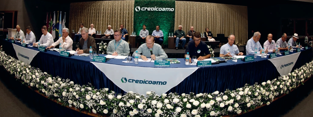 Mesa diretora na assembleia da Credicoamo