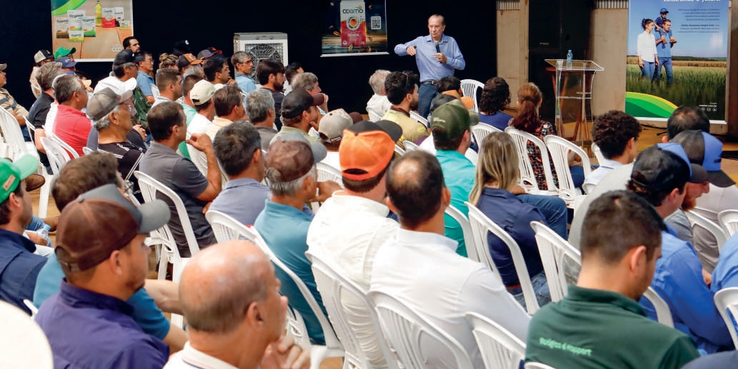 P&uacute;blico de produtores rurais acompanhando a reuni&atilde;o com a diretoria