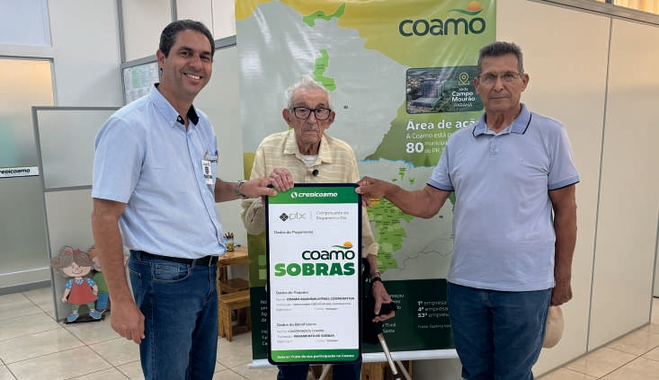 Antonio Cezar Gomes, gerente da Coamo em S&atilde;o Pedro do Igua&ccedil;u, seu Raimundo e o filho Jos&eacute; Pereira