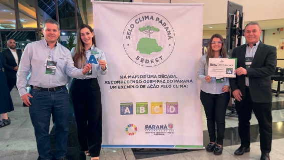 Equipe da Coamo da ger&ecirc;ncia Organizacional de Qualidade e Sustentabilidade com o certificado do Selo Clima Paran&aacute;