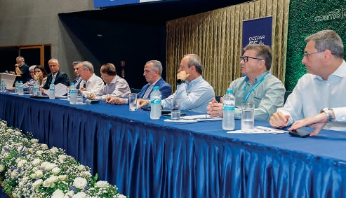 Painel de palestrantes durante a pr&eacute;-assembleia do N&uacute;cleo Noroeste da Ocepar